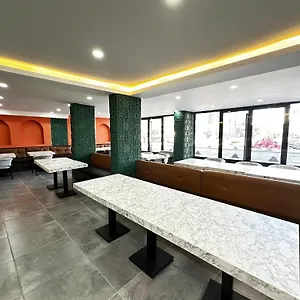 Aparthotel Renaissance, Kasustu
